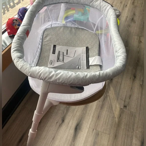 HALO BassiNest Flex portable bassinet. - Picture 3 of 3
